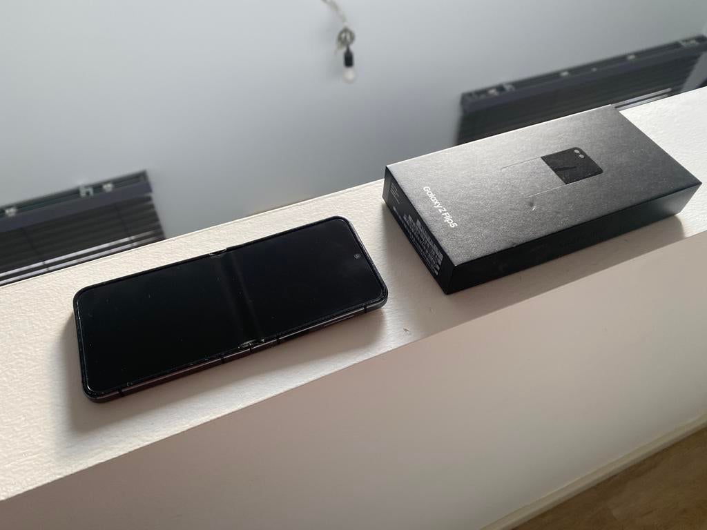 Samsung Galaxy Z-Flip 5 + Galaxy Watch 6, Telecommunicatie, Mobiele telefoons | Samsung, Gebruikt, Zwart, Touchscreen, Ophalen of Verzenden