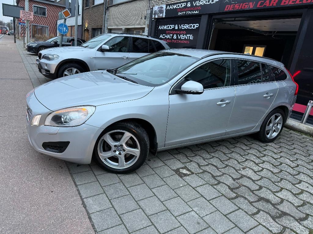 Volvo V60 D2 90km Navigations Xenon 1er Main Carnet Volvo, Autos, Achat, Entreprise, 5 portes, V60