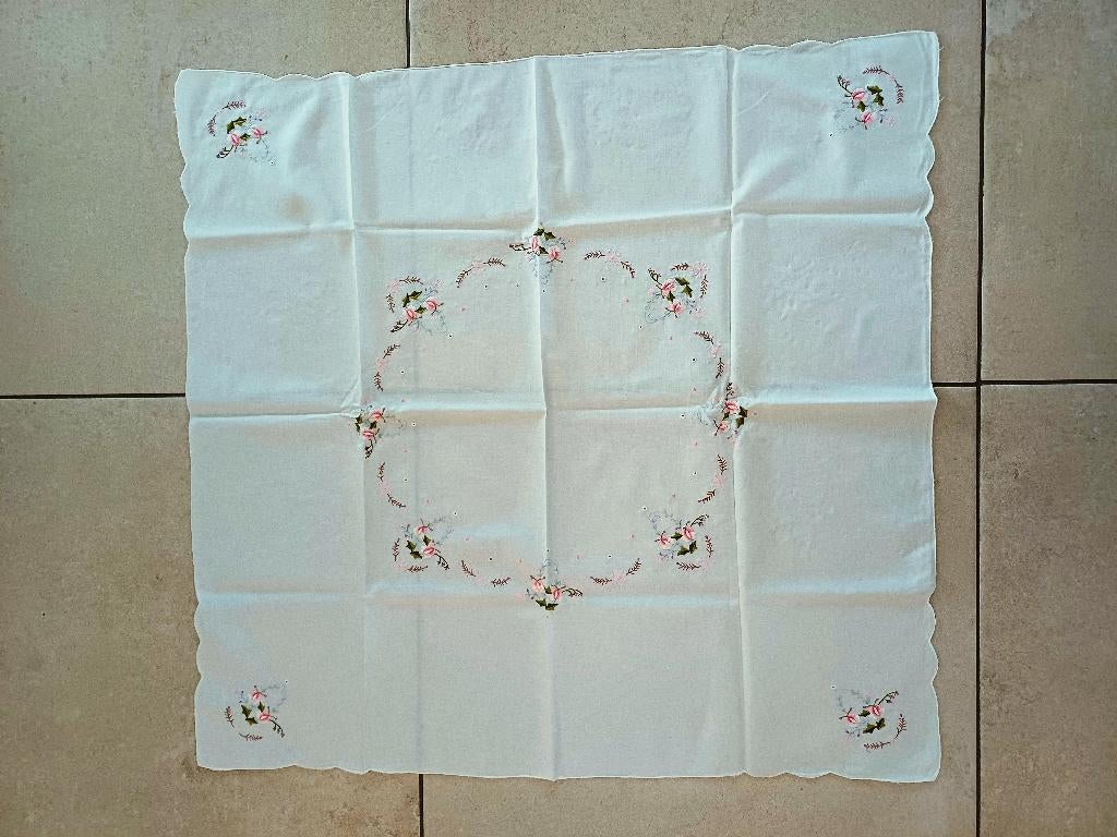 nappe à thé carrée brodée, Maison & Meubles, Enlèvement, Comme neuf, Carré