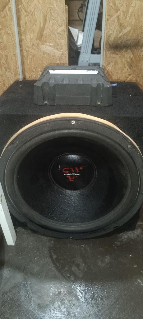 Woofer Caliber avec amplificateur, Autos : Divers, Haut-parleurs voiture, Enlèvement