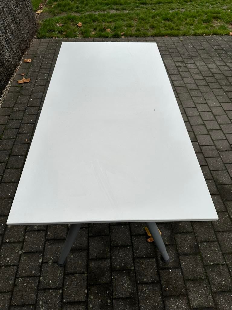 Ikea Thyge bureau 160cm x 80cm, Huis en Inrichting, Bureaus, Ophalen, In hoogte verstelbaar, Zo goed als nieuw, IKEA