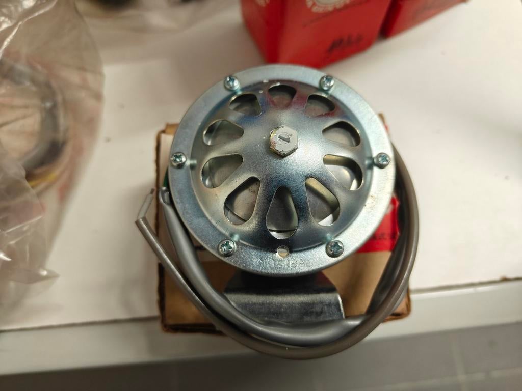 Horn Assy Honda 38100-099-600

Mitsuba 6V ST50  Z50 CZ100, Enlèvement ou Envoi