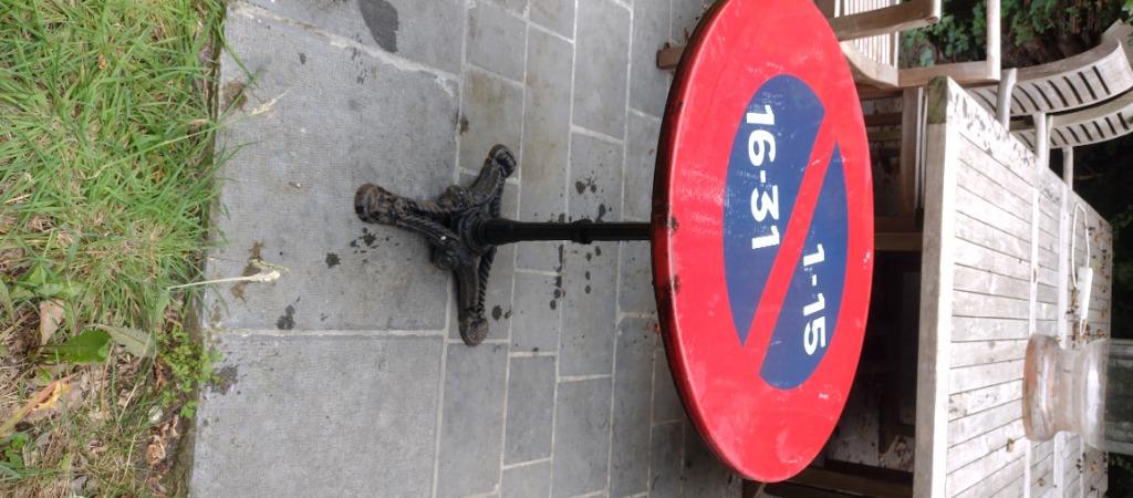 Emaille bord 1969 op gietijzeren voet. Tafeltje diameter 70, Ophalen, Gebruikt, Rond, Metaal