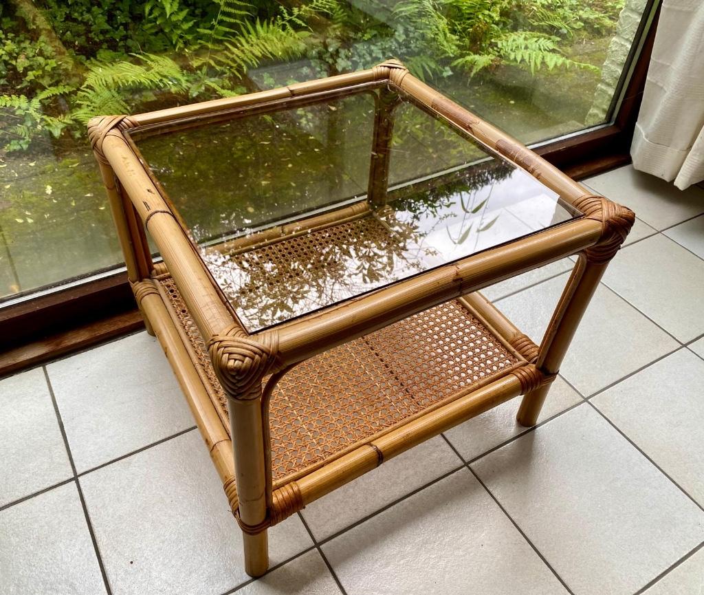Kleine salontafel in rotan, Huis en Inrichting, Tafels | Bijzettafels, Ophalen, Minder dan 55 cm, Vierkant, Zo goed als nieuw