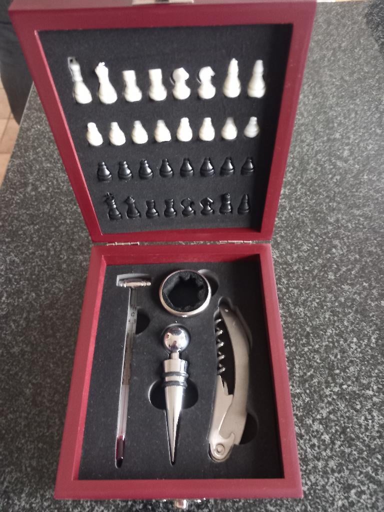 Schaakspel met wijnaccessoire, Hobby en Vrije tijd, Een of twee spelers, Ophalen, Nieuw