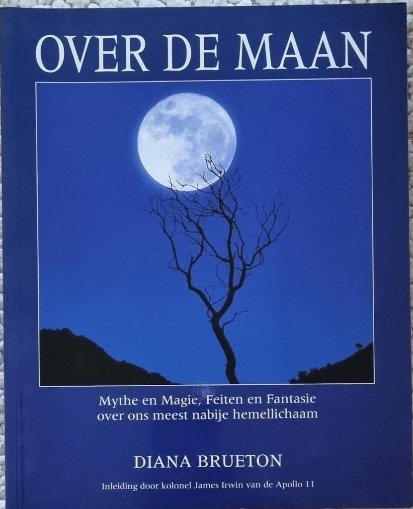 Over de maan - Mythe en Magie, Feiten en Fantasie over ons m, Boeken, Fantasy, Zo goed als nieuw, Ophalen of Verzenden