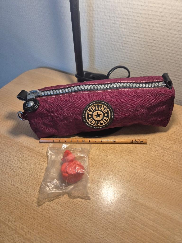 kipling pennenzak bordeaux rood + kipling potlood en Gom, Diversen, Ophalen of Verzenden, Nieuw