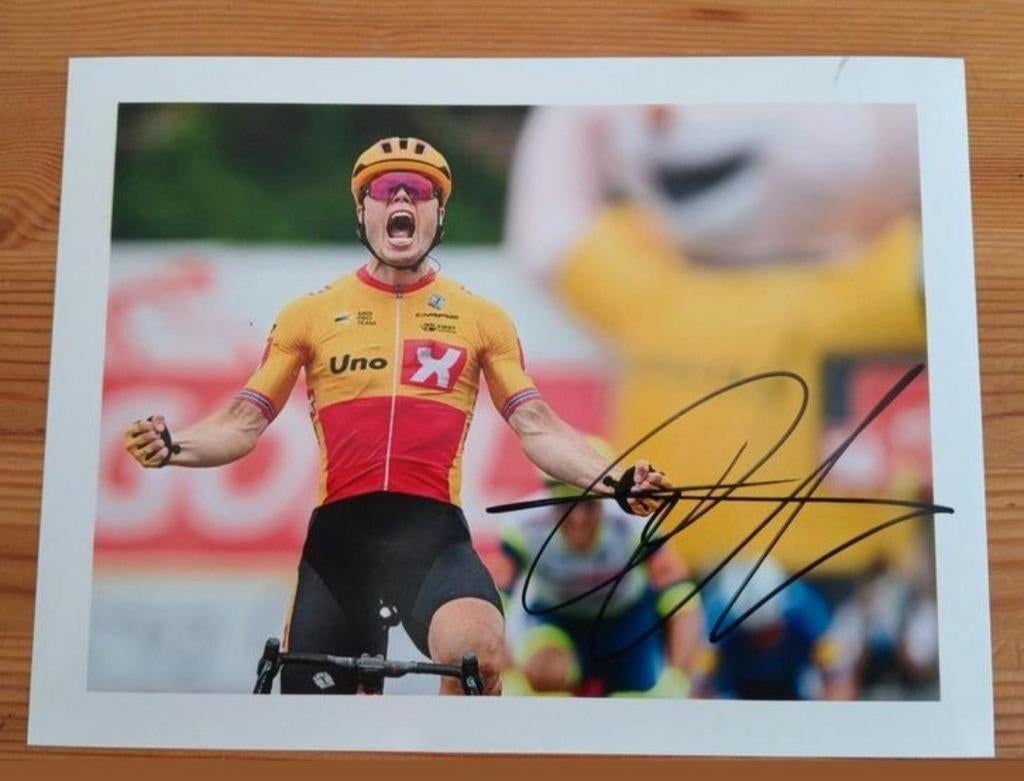 Gesigneerde foto van Rasmus Tiller., Verzenden