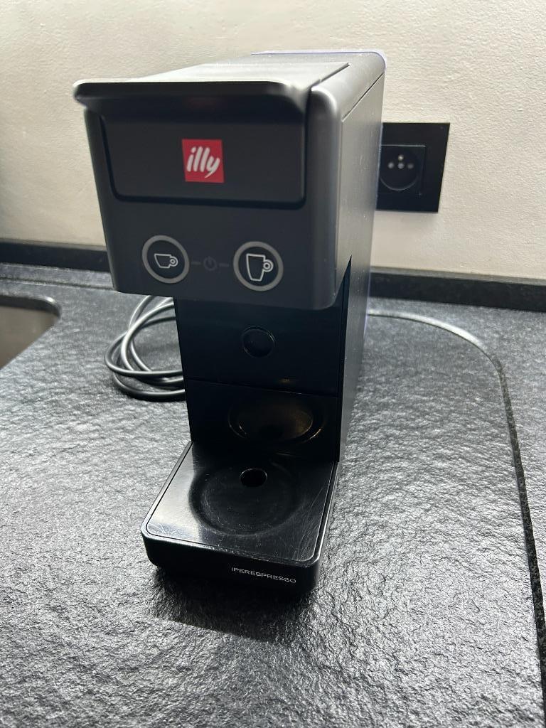 Illy Espresso en koffiemachine Y3.3 Zwart, Afneembaar waterreservoir, Gebruikt, Koffiemachine, Ophalen of Verzenden