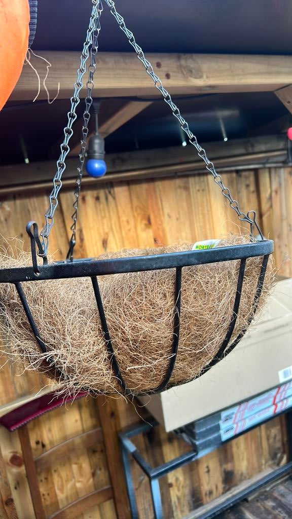 metalen hanging basket met een kokosvezel inlegvel., Ophalen of Verzenden, Zo goed als nieuw