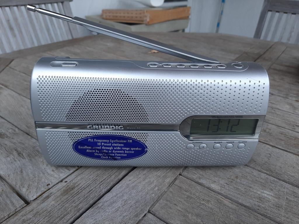 Wekkerradio GRUNDIG S51, Audio, Tv en Foto, Ophalen of Verzenden, Zo goed als nieuw, Radio