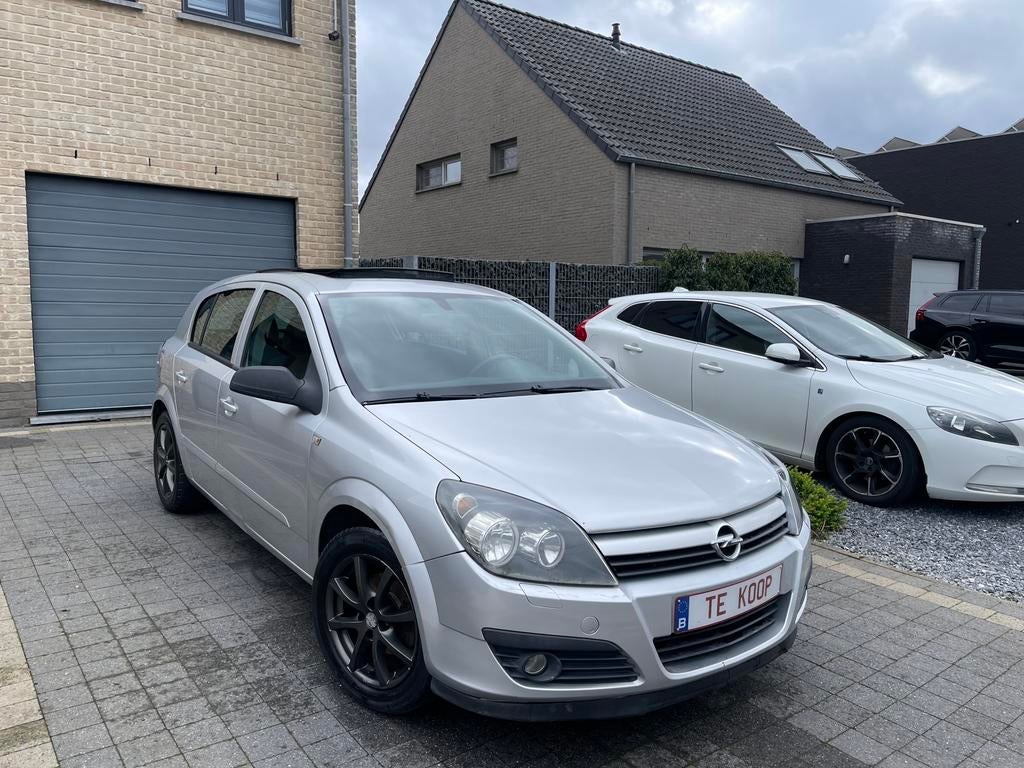 Opel Astra H 2004 1.4 Benzine 5-deurs Gekeurd 3950€, Auto's, Opel, Voorwielaandrijving, Stof, Zwart, 4 cilinders