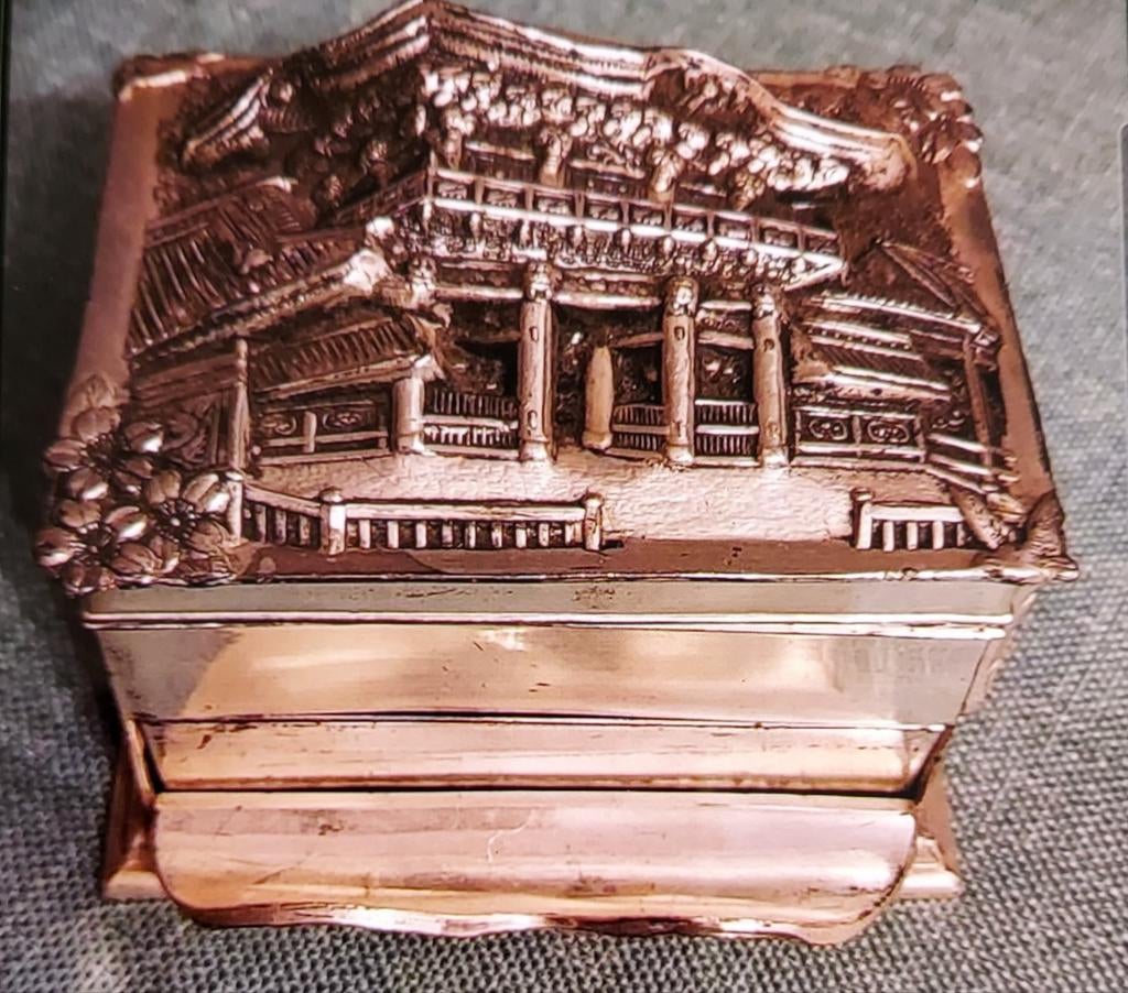 Jolie boîte avec distributeur cigarette, Ophalen of Verzenden