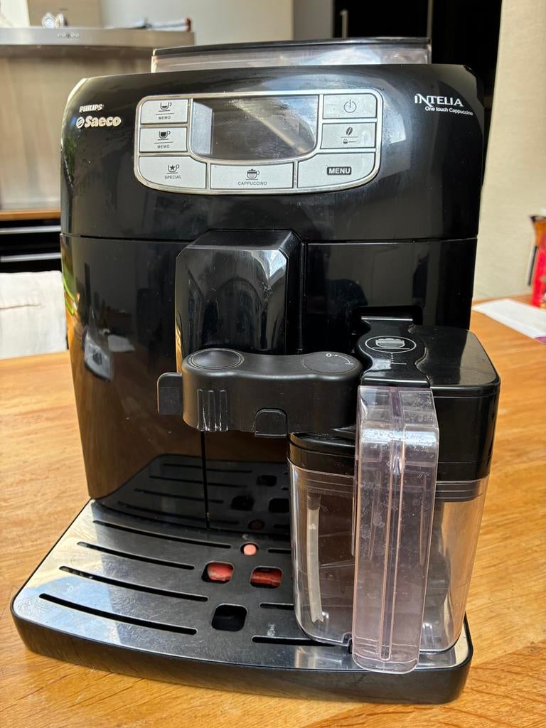 Machine à café Intellia Philips Saeco, Electroménager, Machine à espresso, Réservoir d'eau amovible, Café en grains, 2 à 4 tasses