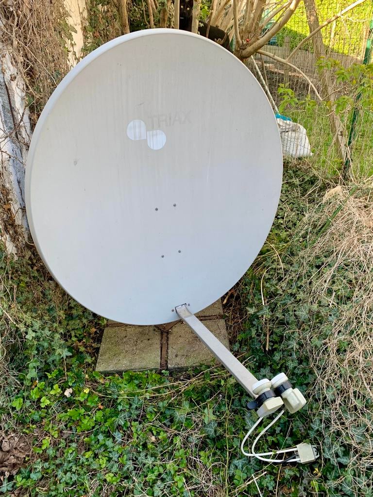 Sattelietschotel Triax + staander, Audio, Tv en Foto, Schotelantennes, Ophalen, (Schotel)antenne