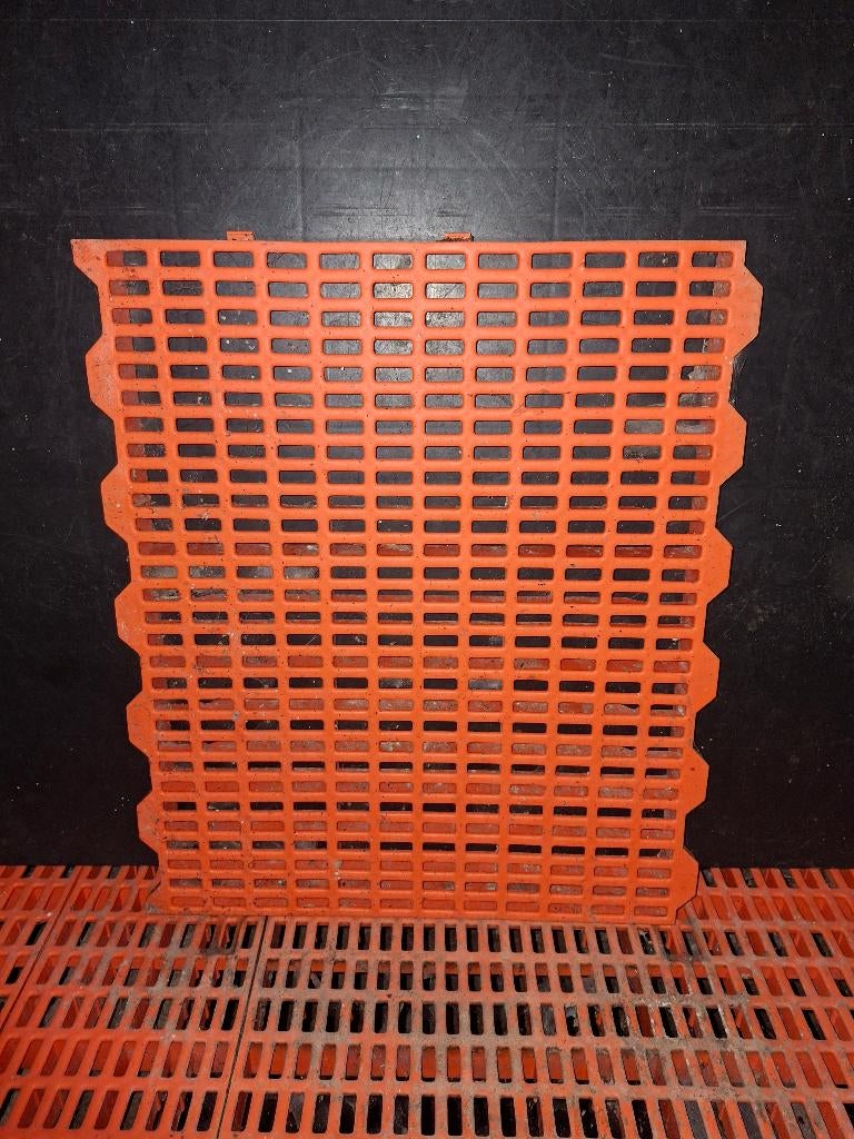 kunstof biggen roosters, Ophalen, Zo goed als nieuw