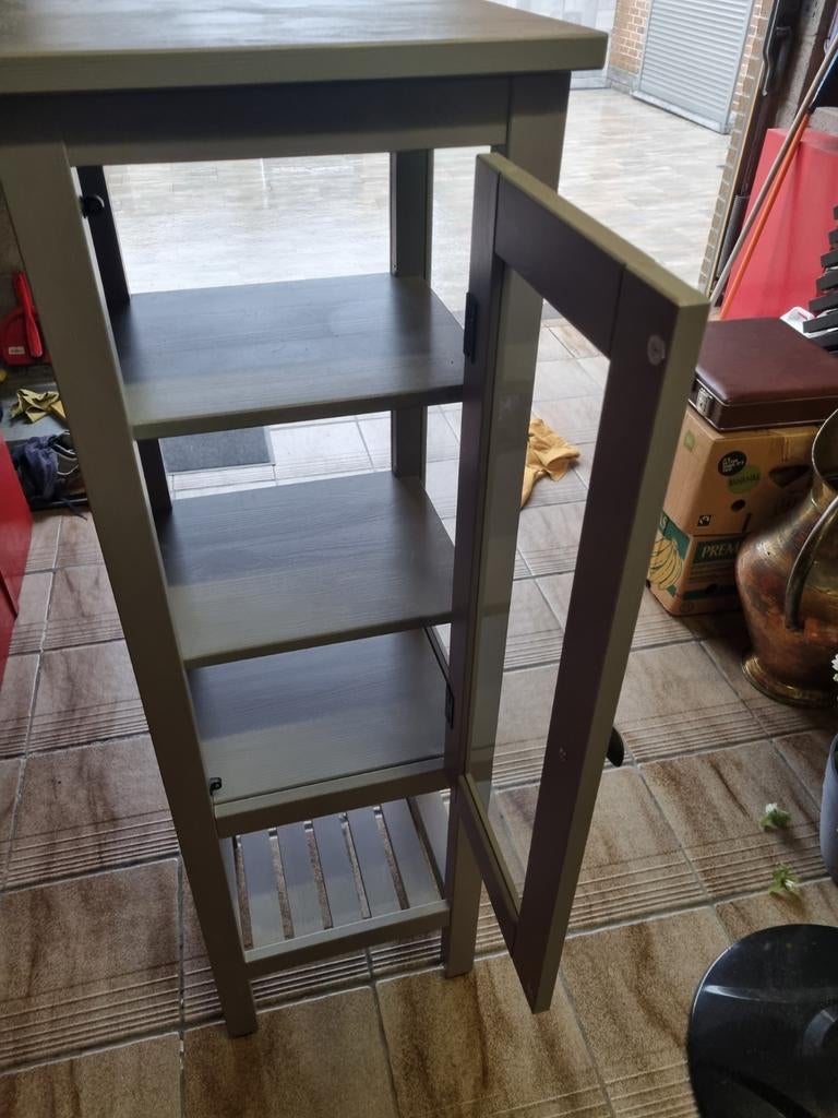 Vitrine grise, Enlèvement