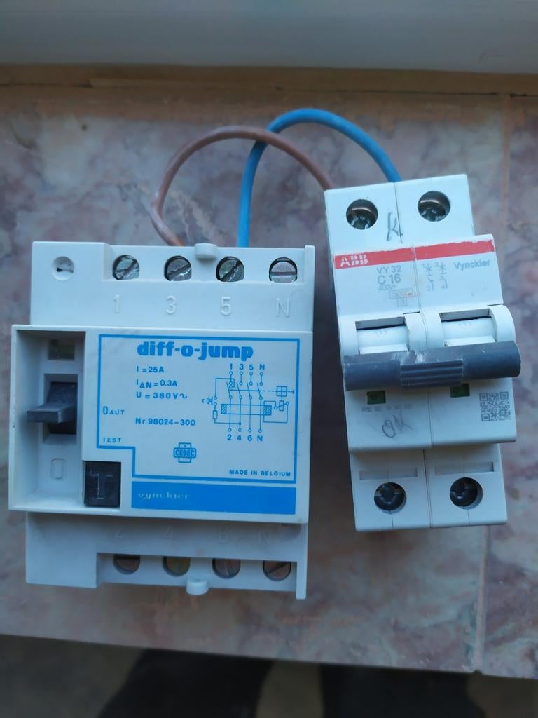Différentiel et disjoncteur, Bricolage & Construction, Électricité & Câbles, Enlèvement