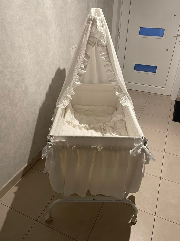Mooie witte babywieg met hemel, Kinderen en Baby's, Babywiegjes en Ledikanten, Ophalen, Wieg