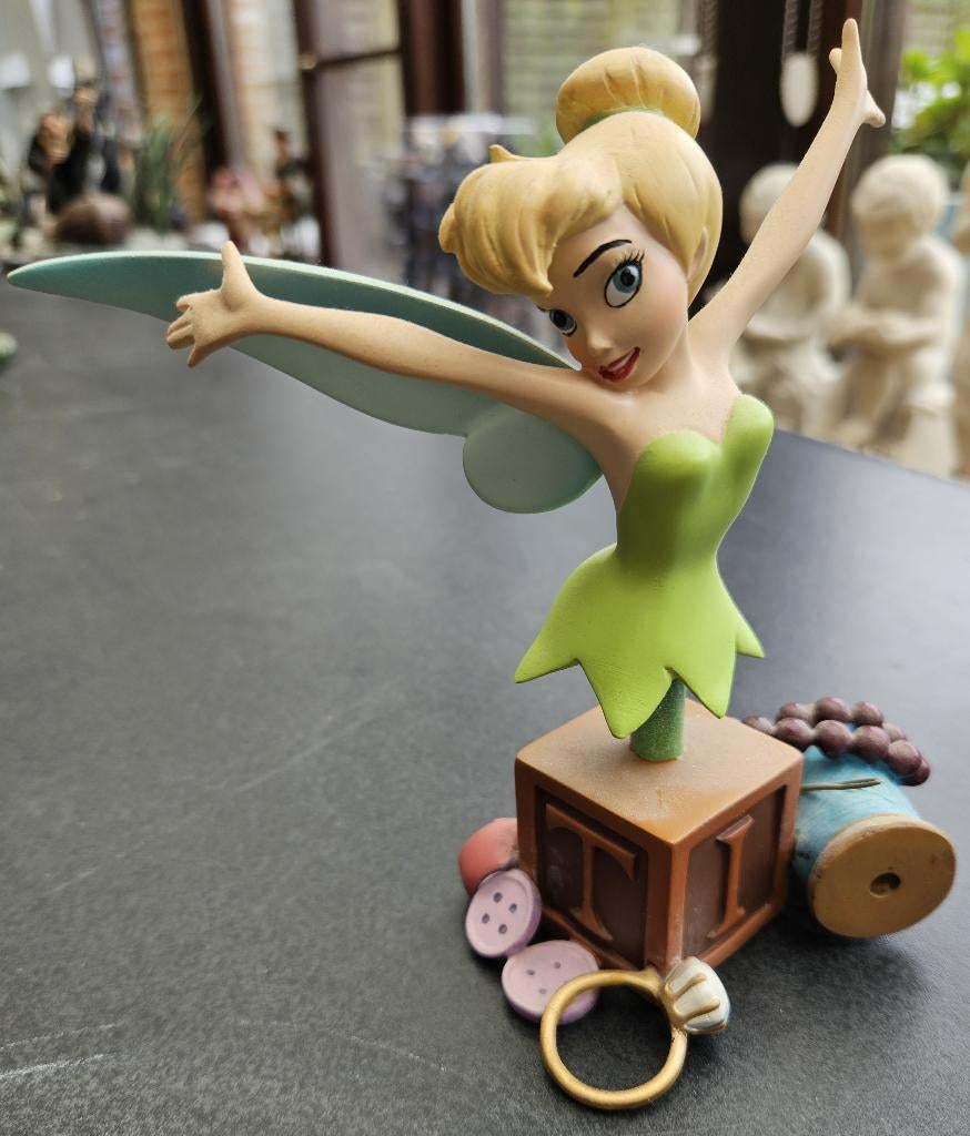Disney beeldje Tinkerbel Met Naaigerief, Verzamelen, Ophalen of Verzenden, Overige figuren, Zo goed als nieuw, Beeldje of Figuurtje
