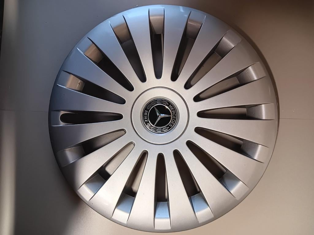 Un enjoliveur Mercedes en 17 pouces., Enlèvement