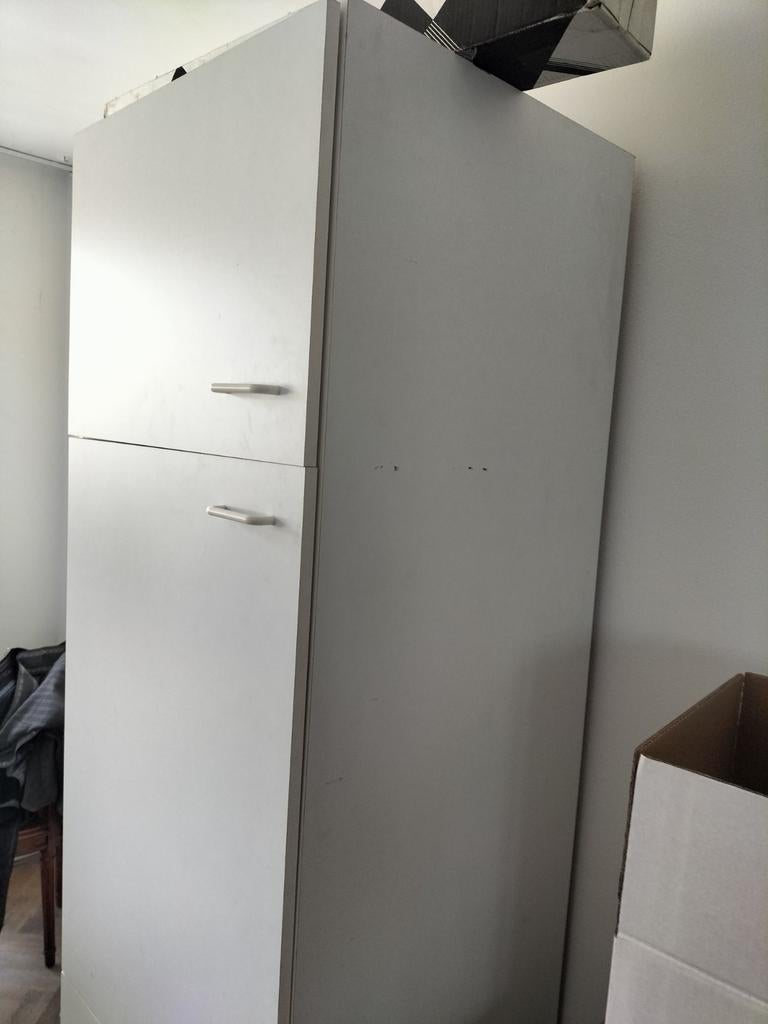 Witte kast met planken en deuren Gratis, Huis en Inrichting, Kasten | Roldeurkasten en Archiefkasten, Ophalen