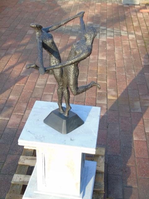 modern bronzen kunstbeeld op sokkel, Tuin en Terras, Ophalen of Verzenden, Nieuw, Overige materialen, Abstract beeld