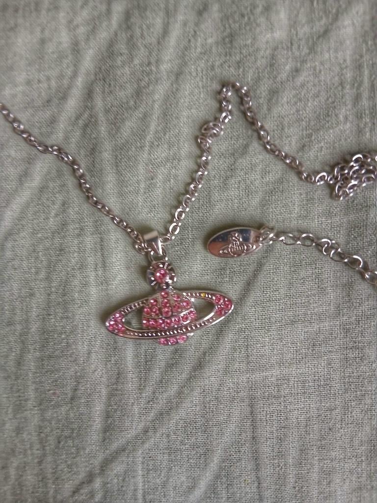 Collier vivienne westood argent rose, Bijoux, Sacs & Beauté, Colliers, Comme neuf, Argent, Argent, Avec pendentif, Enlèvement ou Envoi
