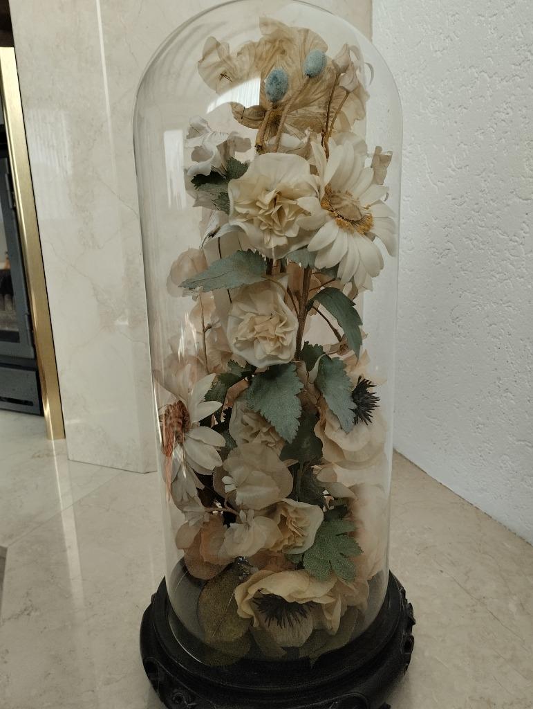 Glazen stolp met bloemen, Enlèvement, Utilisé