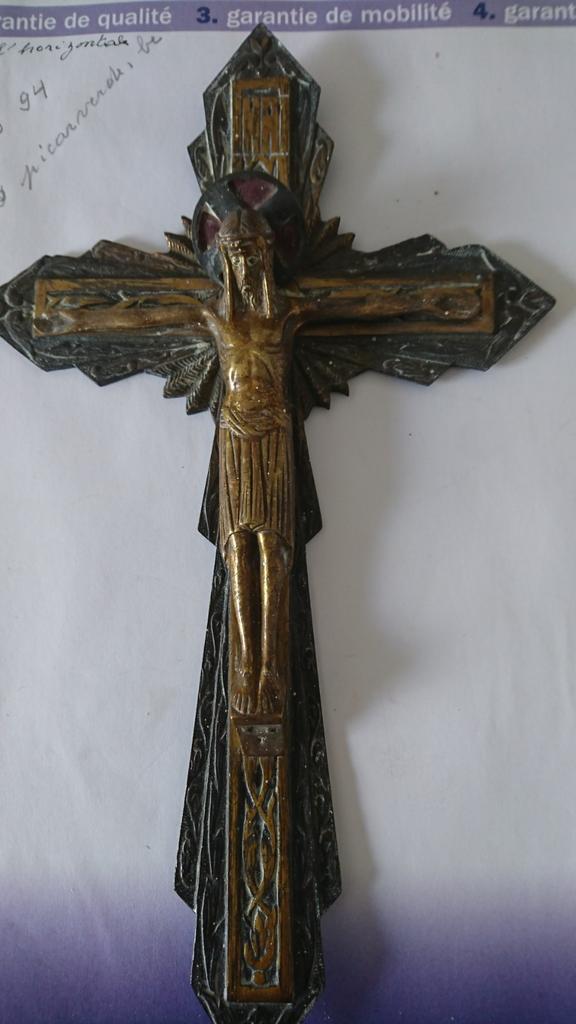 Très ancien crucifix en métal, Enlèvement