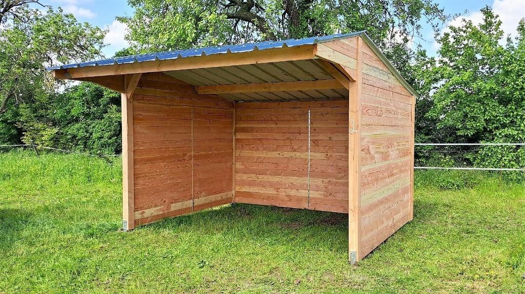 Abri Douglas 3x3m avec surplomb 3m x 3m, Animaux & Accessoires, Box & Pâturages, Mise à l'étable, 2 ou 3 chevaux ou poneys