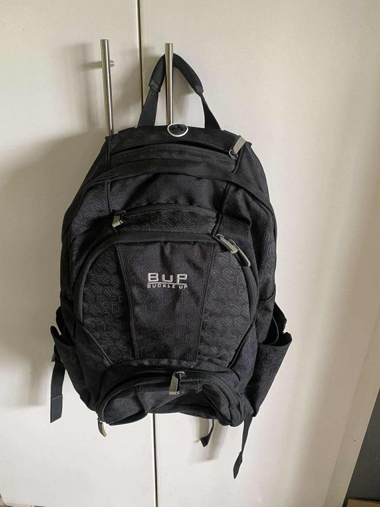 Degelijke ruime rugzak/schooltas BUCKLE UP zo goed als nieuw, Ophalen, 30 tot 40 cm, Rugtas, Zwart