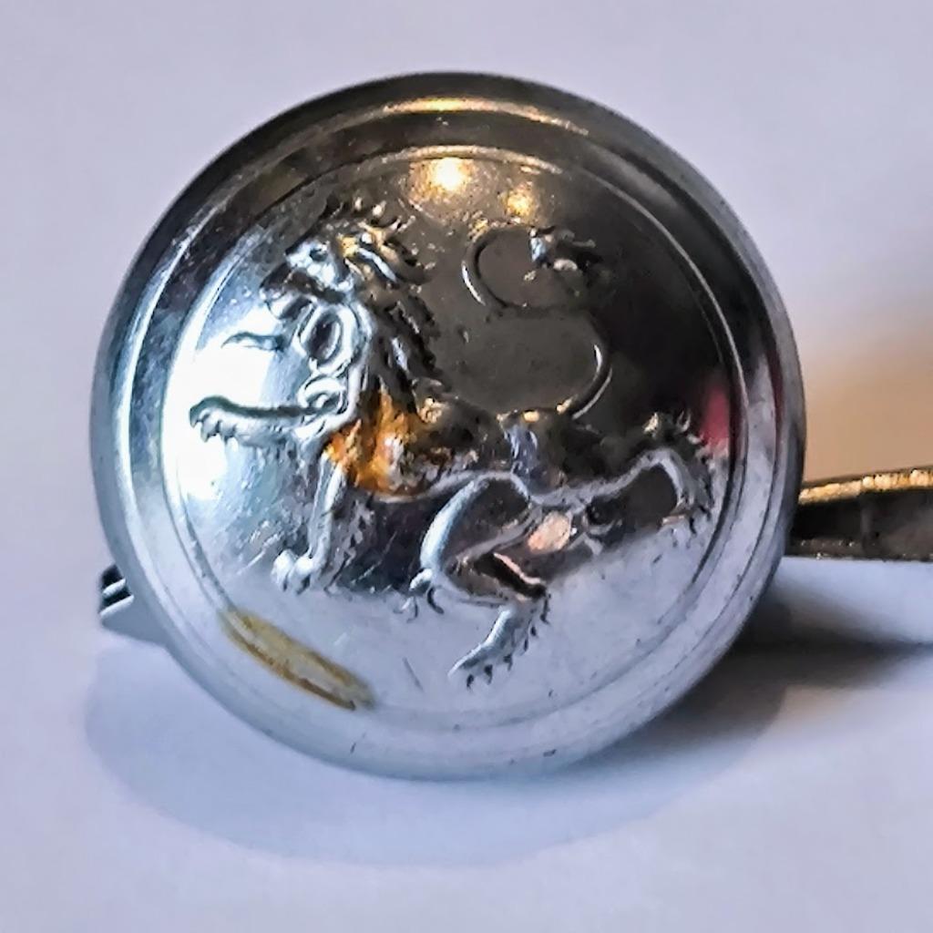 knoop leger zilverkleurig - klauwende leeuw, Verzamelen, Ophalen