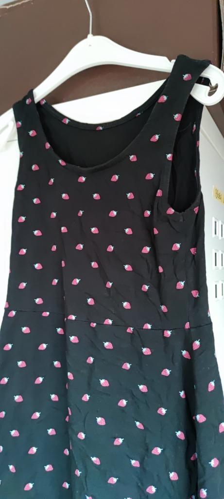 Zwart aardbei jurkje - maat 146 -152, Kinderen en Baby's, Kinderkleding | Maat 152, Ophalen of Verzenden, Gebruikt, Meisje, Jurk of Rok