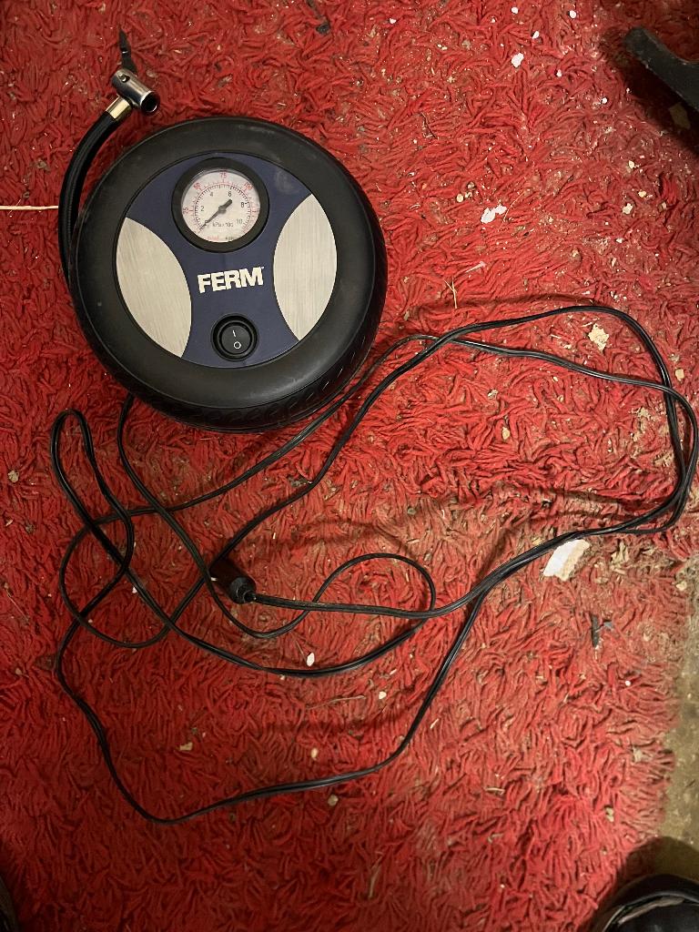 Compresseur 12V FERM – gonfleur pneus, Enlèvement, Comme neuf