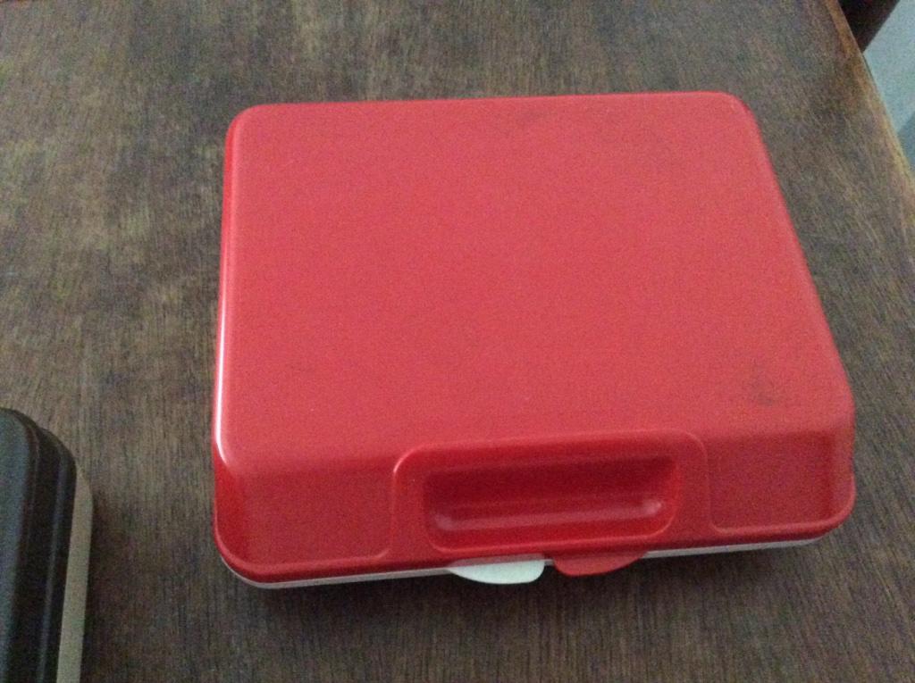 .  Vintage    CURVER.     Naaidoosjes. Rood en beige.., Enlèvement ou Envoi, Comme neuf