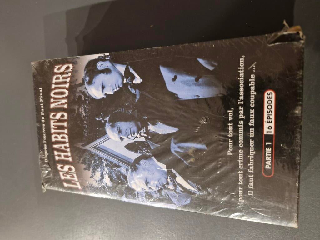 Coffret Les habits noirs en 2 K7, CD & DVD, VHS | Film, Enlèvement ou Envoi, Comme neuf