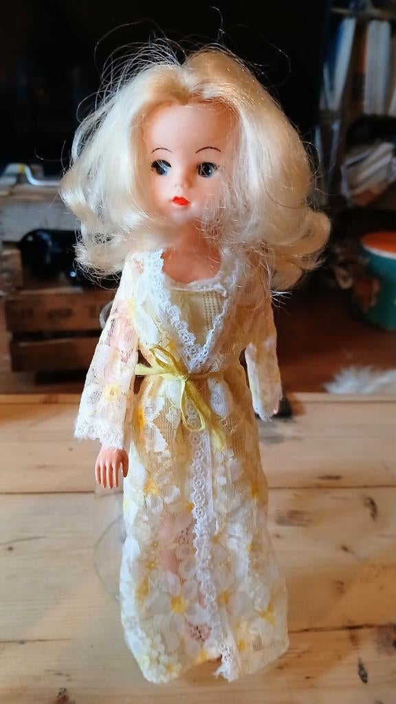 Prachtig slaapkleedje/jas Sindy Lullaby Lace nightdress 1977, Verzamelen, Poppen, Ophalen of Verzenden, Zo goed als nieuw, Pop