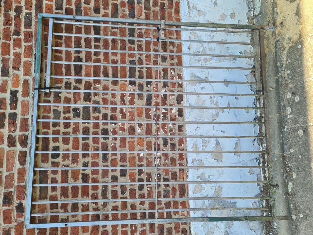 Portail en fer, Enlèvement