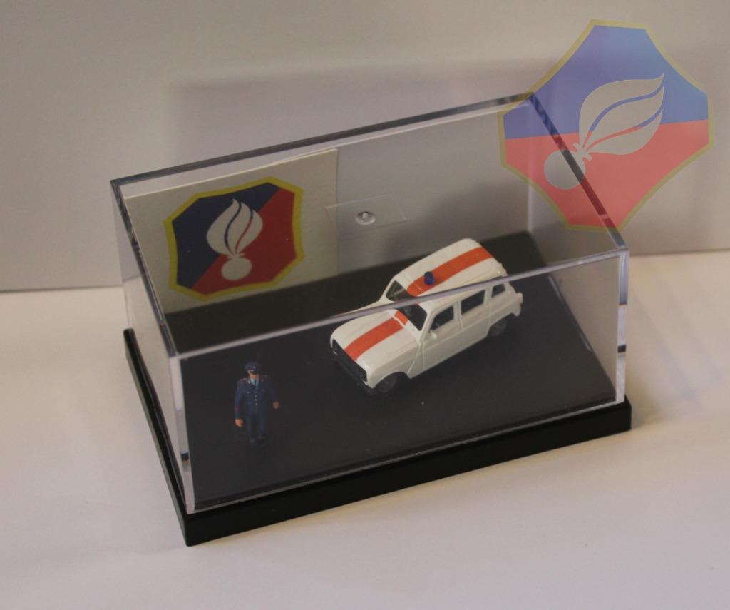 RIJKSWACHT RENAULT R4 + PLEXI + FIGUUR   1/87, Verzamelen, Militaria | Algemeen, Verzenden, Rijkswacht, Miniatuur of Beeldje