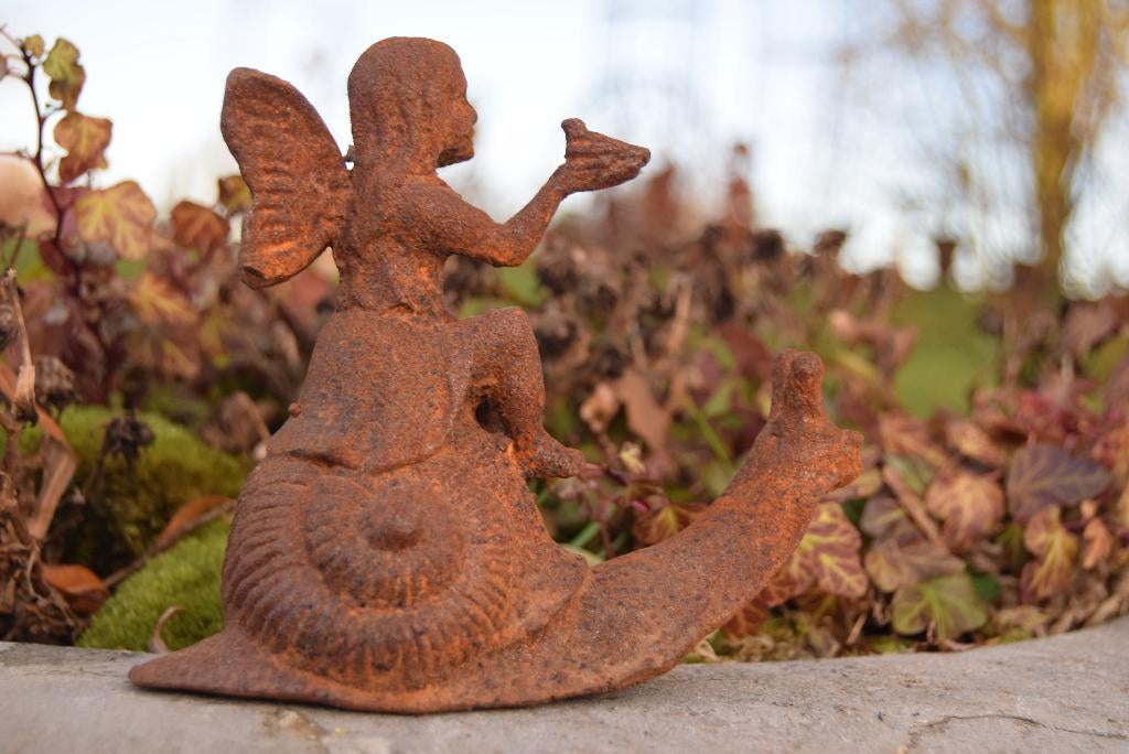 ELF, GIETIJZERE  FEE DIE OP EEN SLAK ZIT, Huis en Inrichting, Ophalen of Verzenden, Zo goed als nieuw