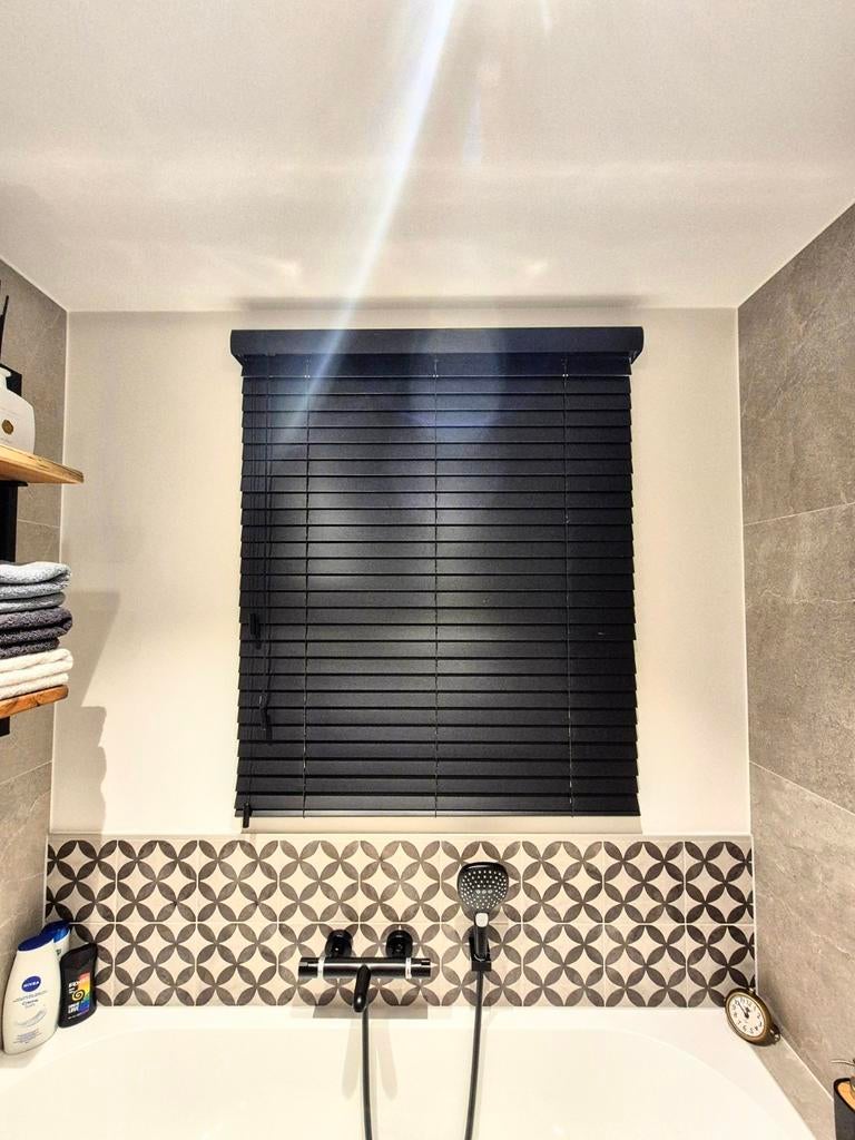 Horizontale jaloezie 100x120 zwart hout DIAZ., 100 tot 150 cm, Ophalen of Verzenden, Zo goed als nieuw, Tijdloos modern