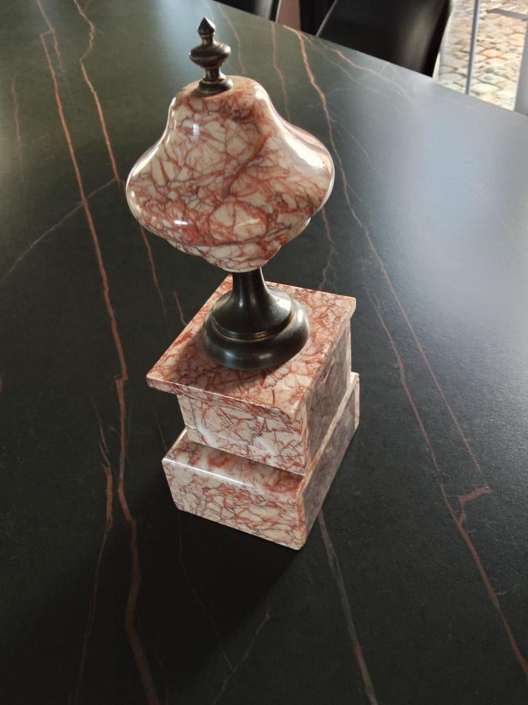 Art deco marmeren boekensteun, Enlèvement