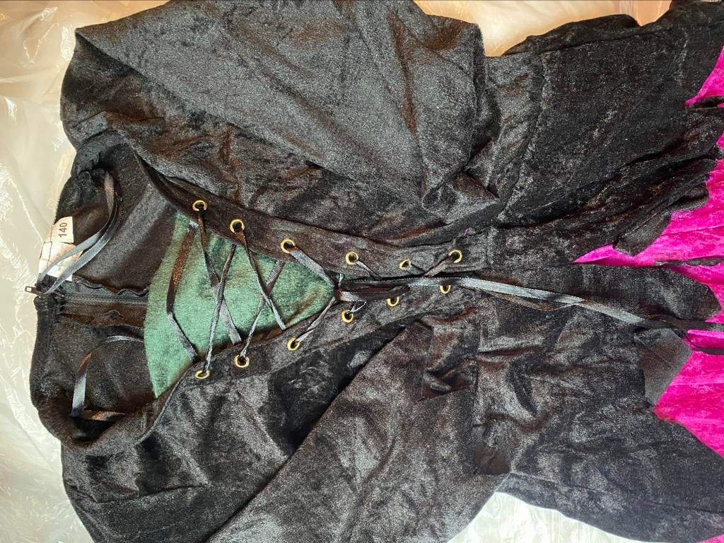 Robe de sorcière de carnaval/Halloween avec balai, Enlèvement, Comme neuf