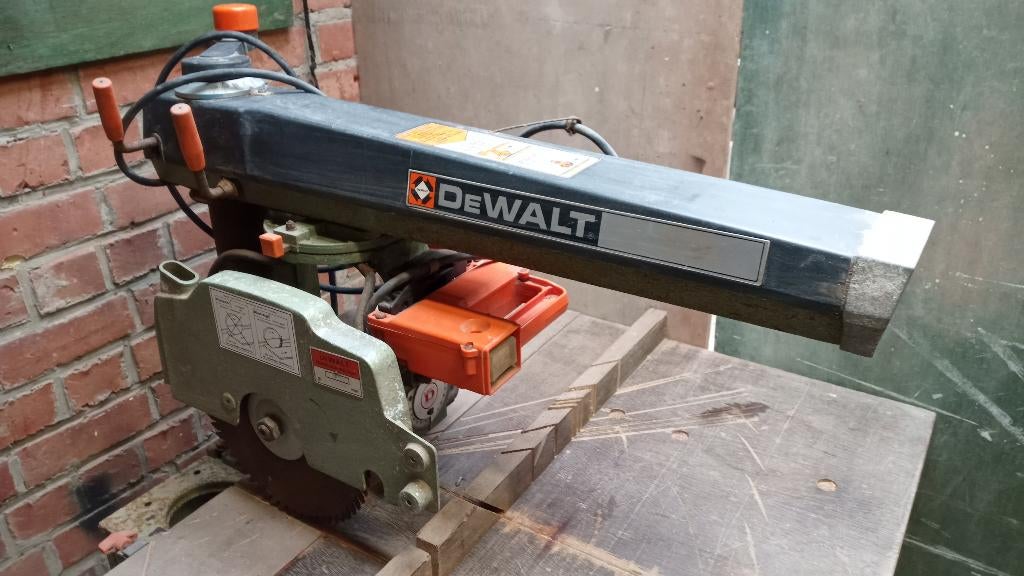 Radiaalzaag Dewalt, Doe-het-zelf en Bouw, Ophalen, Gebruikt, 600 tot 1200 watt, Dewalt