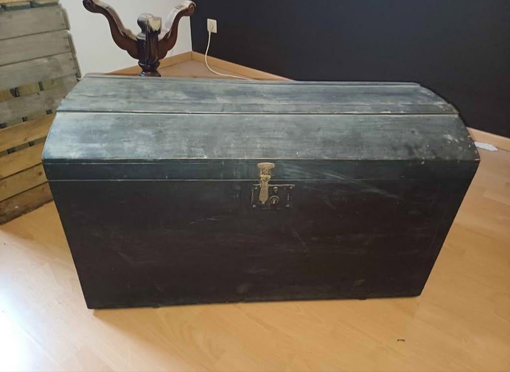 Coffre ancien en bois noir – style vintage, Ophalen