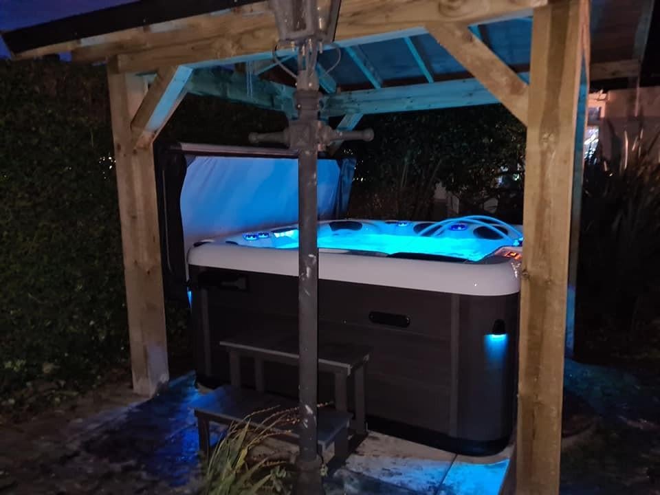 5pers jacuzzi Led/Muziek/Korting €3899+gratis levering cover, Ophalen, Nieuw