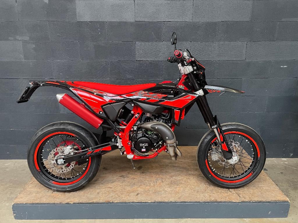 Beta RR 50 Motard Track 2026 Zwart, Nieuw 50cc AM6 Voorraad, Fietsen en Brommers, Brommers | Zundapp, Ophalen, 6 versnellingen