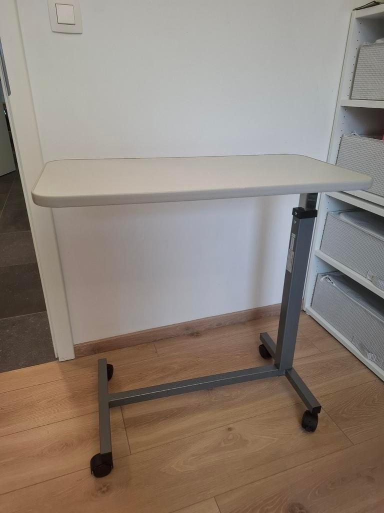 Table d'appoint sur roulettes., Enlèvement