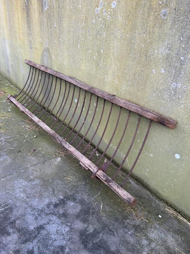 Antieke hooiruif rasteel, Ophalen